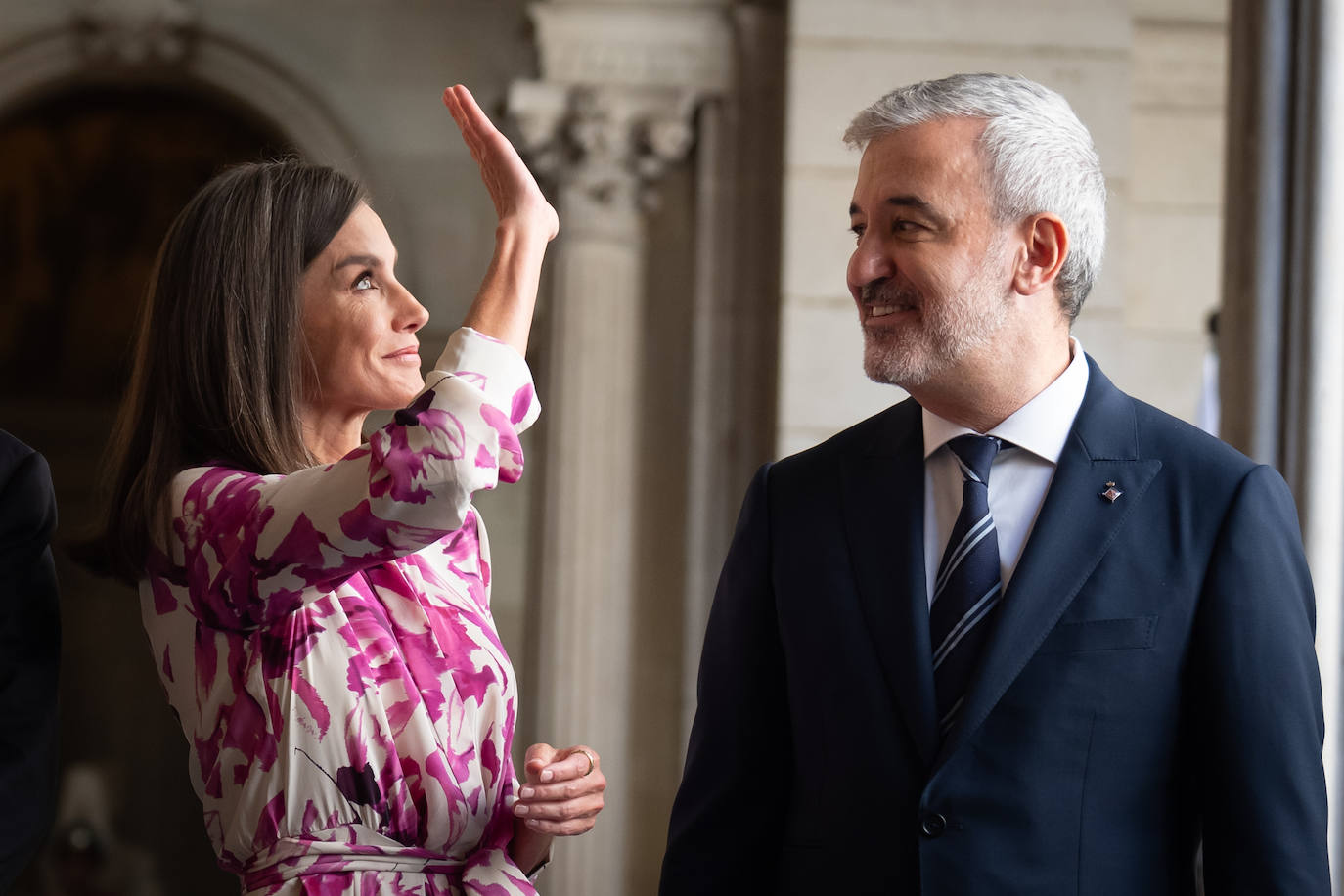 La Reina Letizia se rinde a uno de los colores de moda, el buganvilla