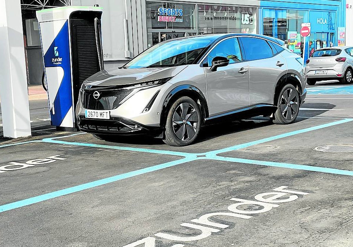 El Nissan Ariya en la estación de carga que Zunder tiene en Sedaví.