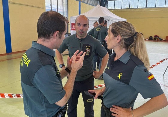 Tres agentes pertenecientes a la Guardia Civil.