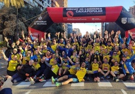 Integrantes de Runners Ciutat de València, tras la edición de la carrera que el año pasado organizó el club, con salida y llegada junto a Mestalla.