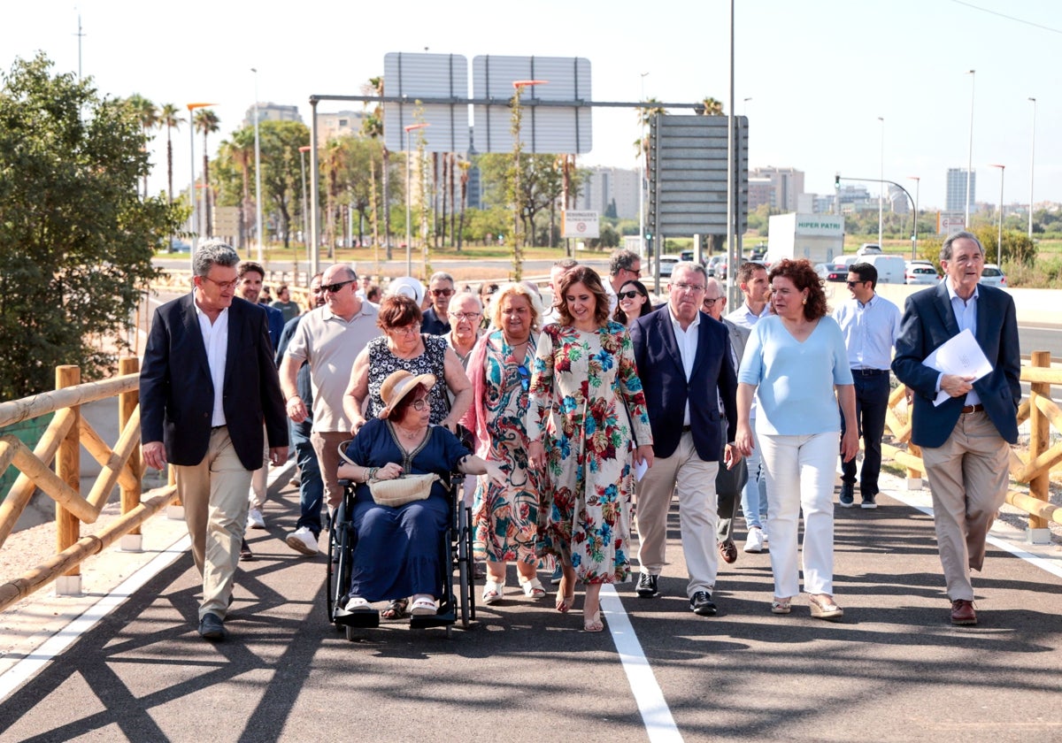 La alcaldesa y el conseller, durante la visita a la pasarela este miércoles.