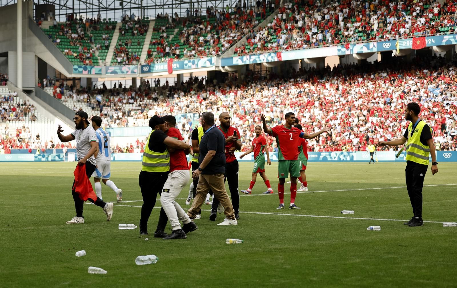 Imagen principal - Invasión de campo en el partido.