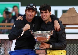 Juan Carlos Ferrero (izquierda), junto a su pupilo Carlos Alcaraz, tras ganar éste el torneo de Roland Garros.