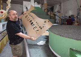 Jordi Palanca junto a la carroza que dedica a la capitalidad verde.