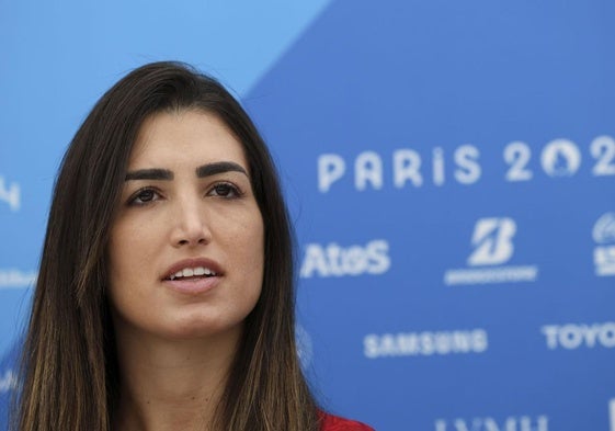 Lara González, capitana de la selección de balonmano, durante la rueda de prensa en París.