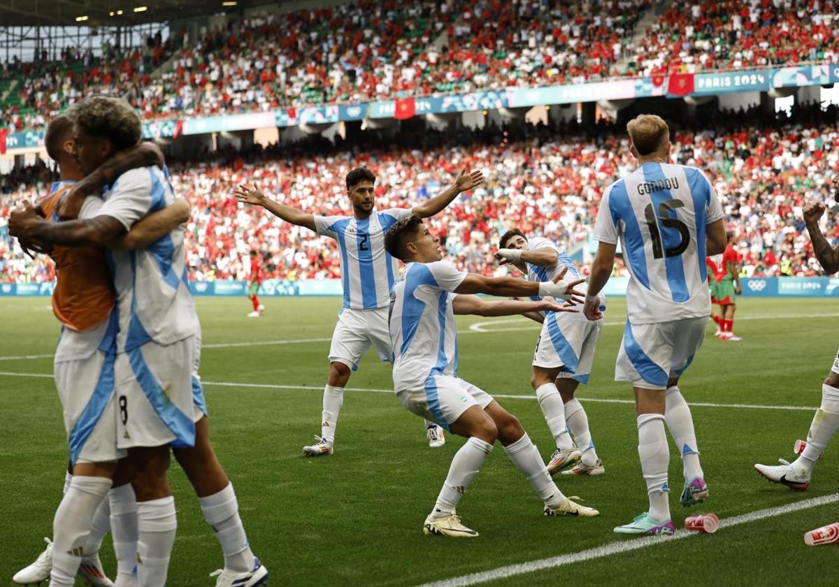 Los jugadores de Argentina en la celebración del 2-2 que posteriormente fue anulado.