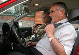 Una persona mayor al volante, imagen de archivo.