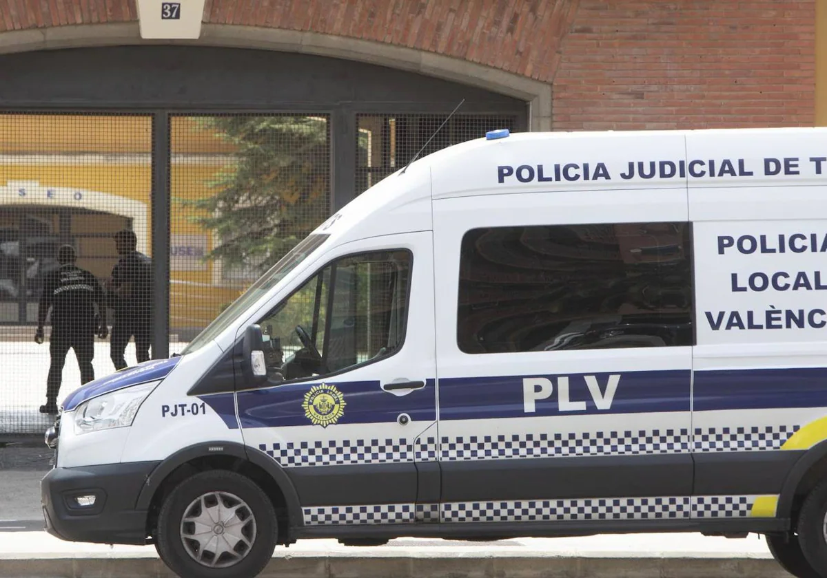 Un policía local de Valencia acepta una pena de seis meses de prisión por  amenazar y difundir fotografías de una mujer desnuda | Las Provincias