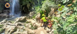 Momento del rescate del hombre en la zona de las cascadas de Anna.