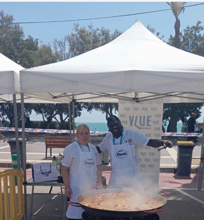 Cocinando paellas en la semifinal.