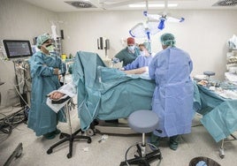 Un equipo quirúrgico durante una operación.