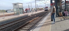 Tren de cercanías a su llegada a la estación de Xàtiva.