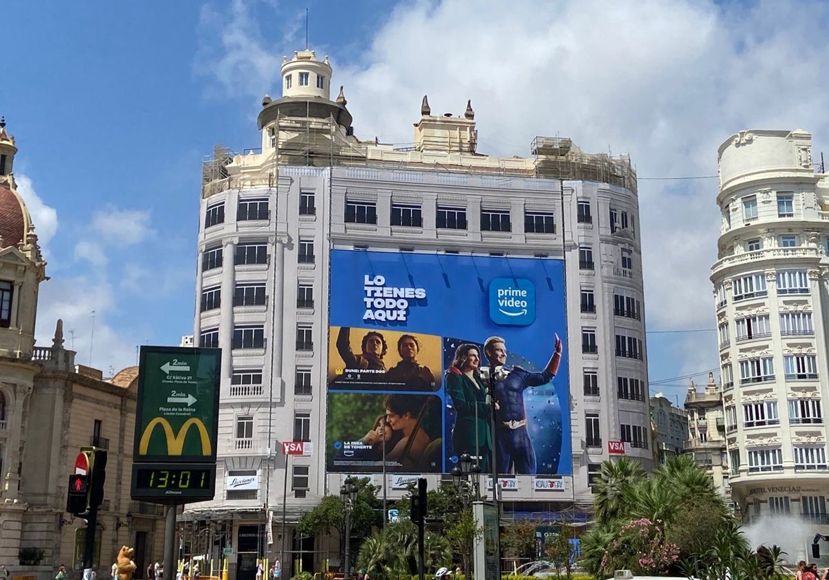 La lona del número 2 de la plaza del Ayuntamiento, este viernes.