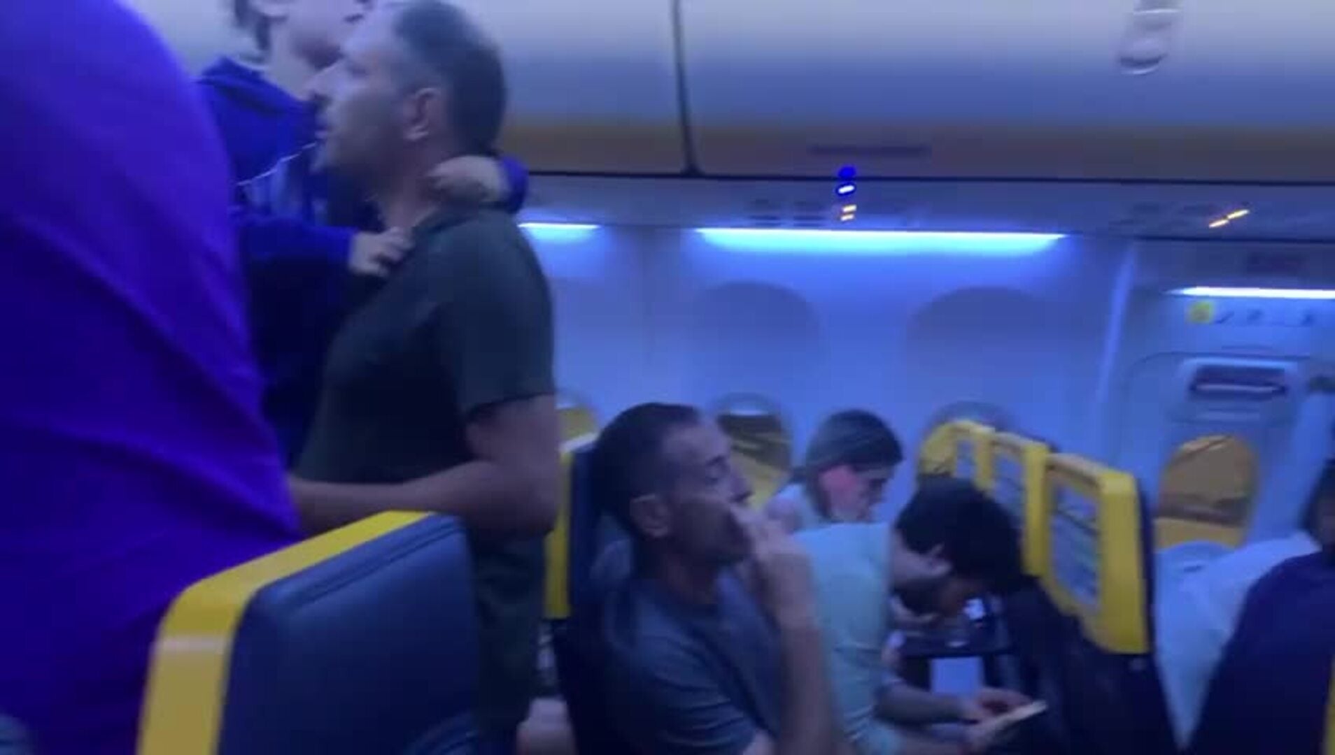 Dedenas de valencianos, atrapados en un vuelo a Roma de Ryanair