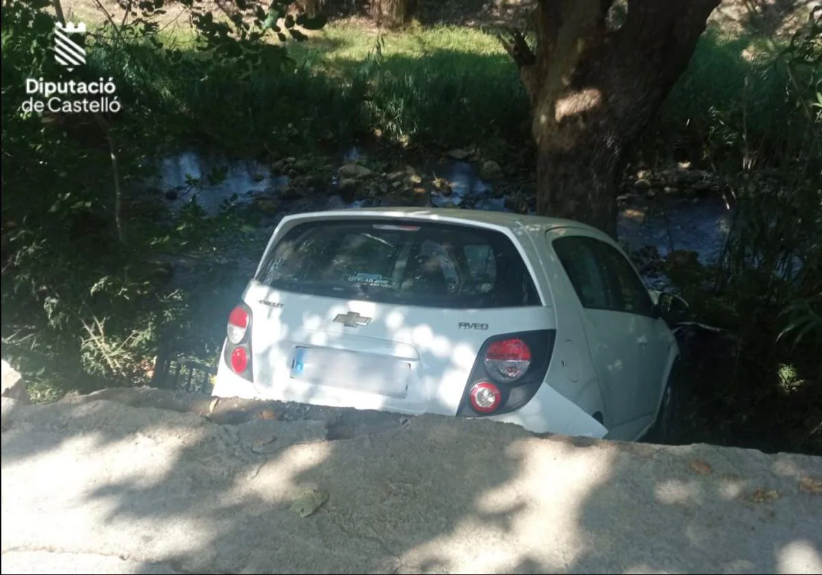 Un pareja cae con su coche por un desnivel de tres metros 