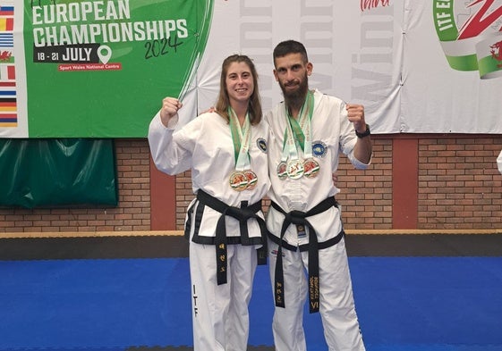 Estela Español y Jonathan Bernadet, posan con sus logros tras final el campeonato de Europa