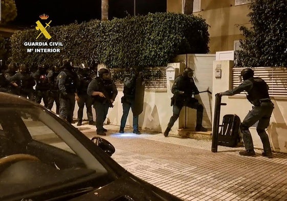 La Guardia Civil entra en el domicilio de uno de los involucrados.