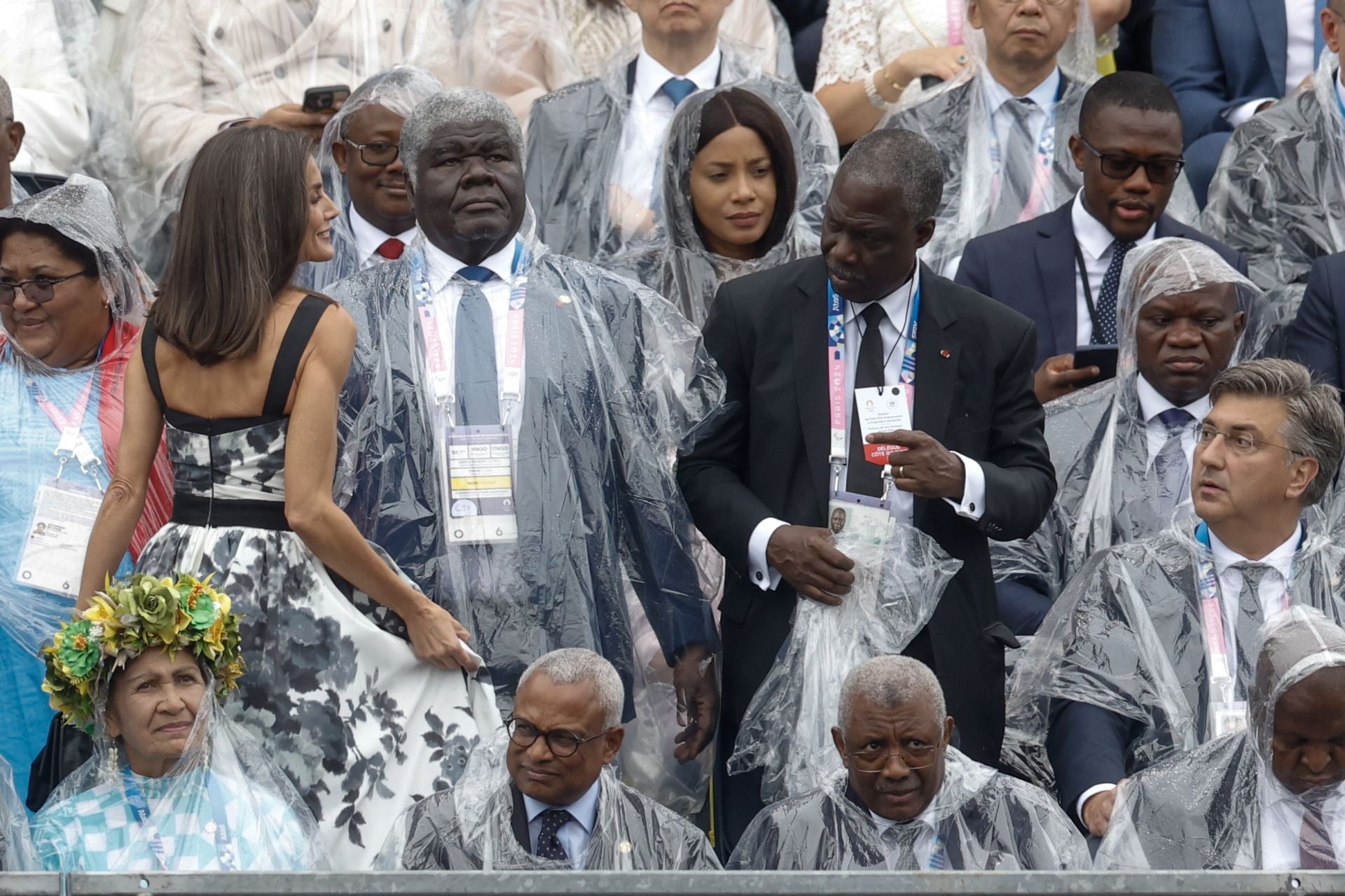 Los Reyes de España, bajo la lluvia en París