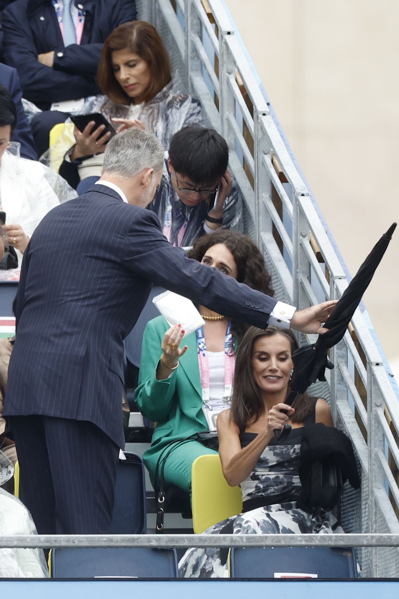 Los Reyes de España, bajo la lluvia en París