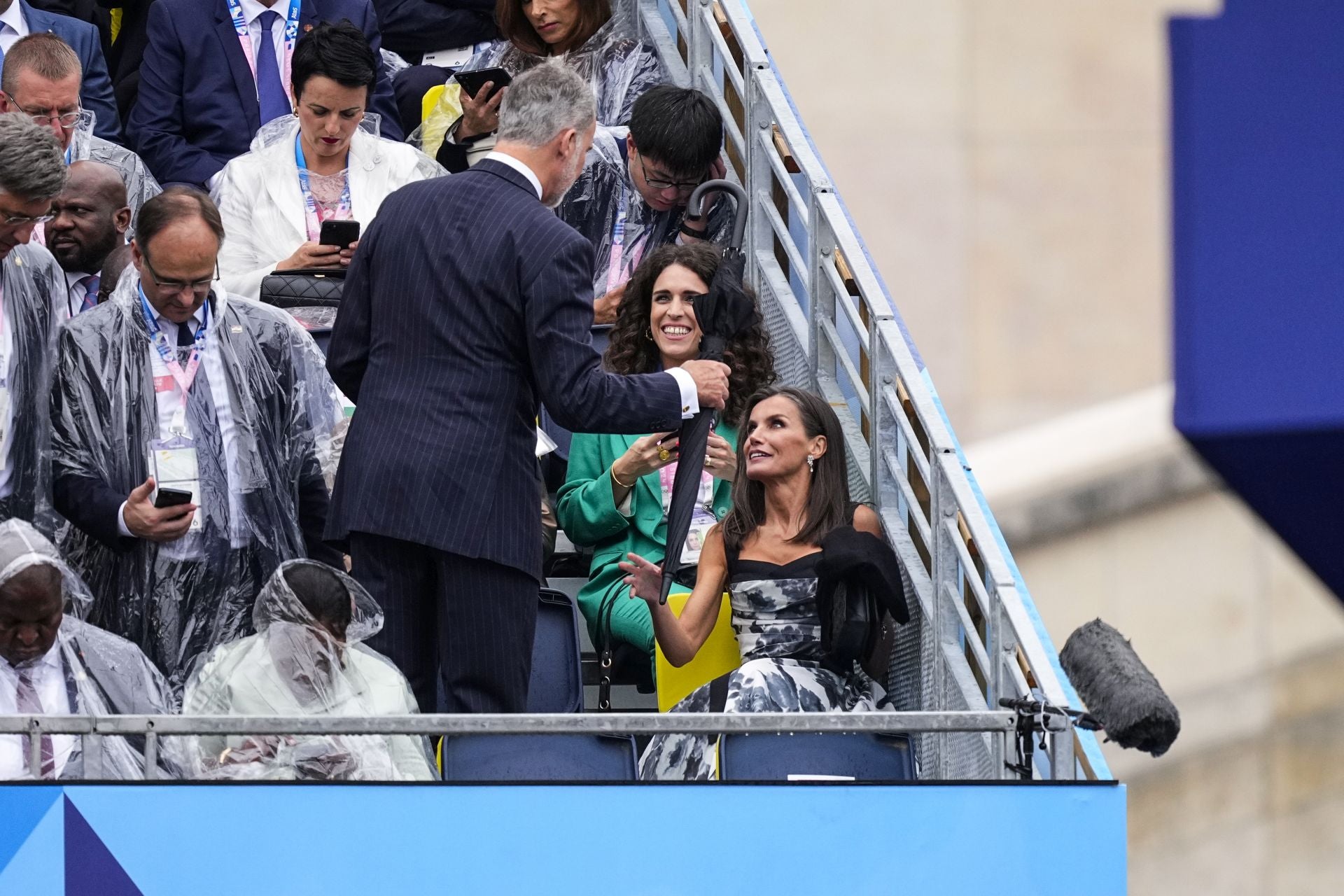 Los Reyes de España, bajo la lluvia en París