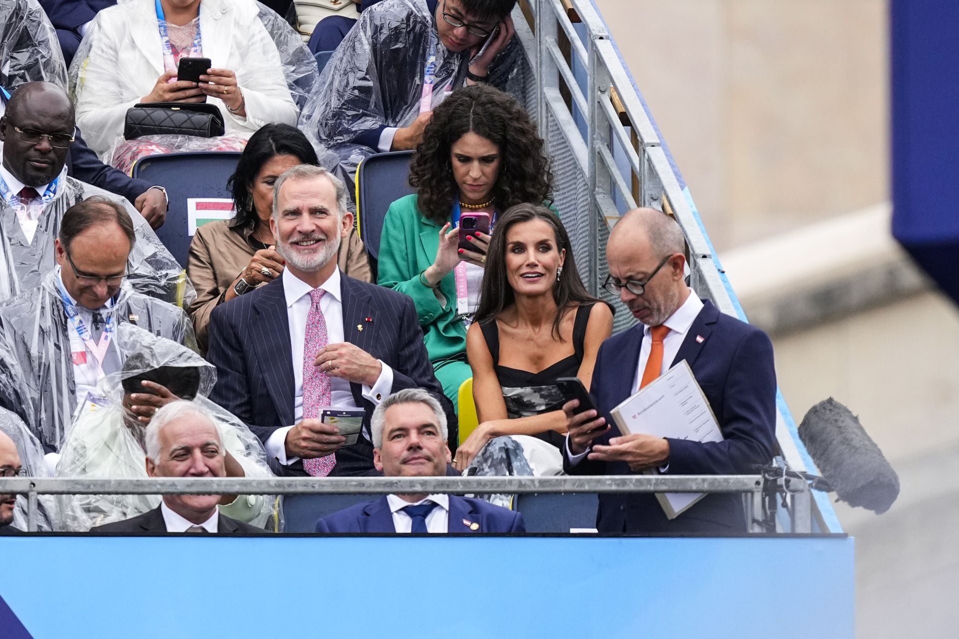 Los Reyes de España, bajo la lluvia en París