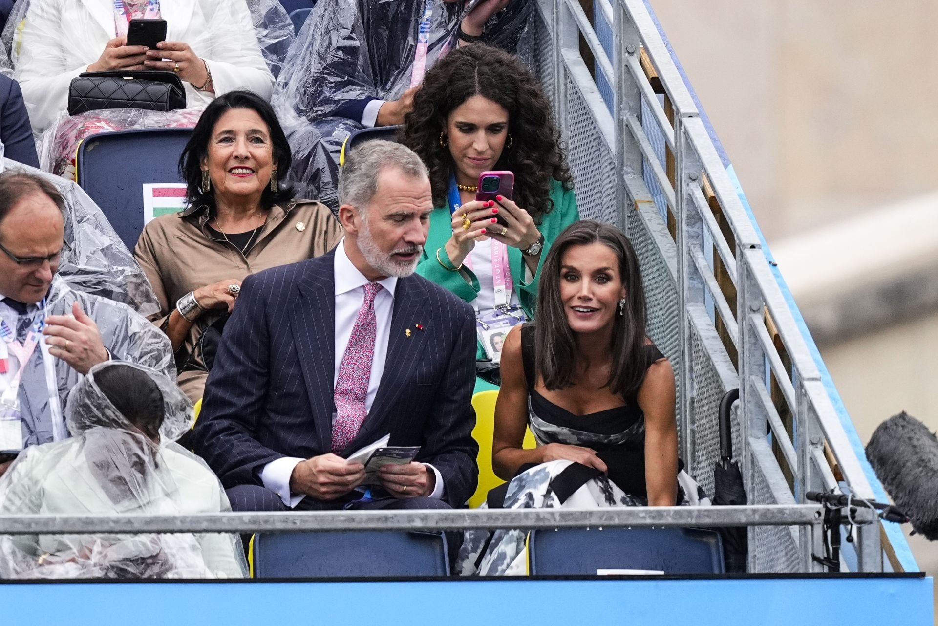 Los Reyes de España, bajo la lluvia en París