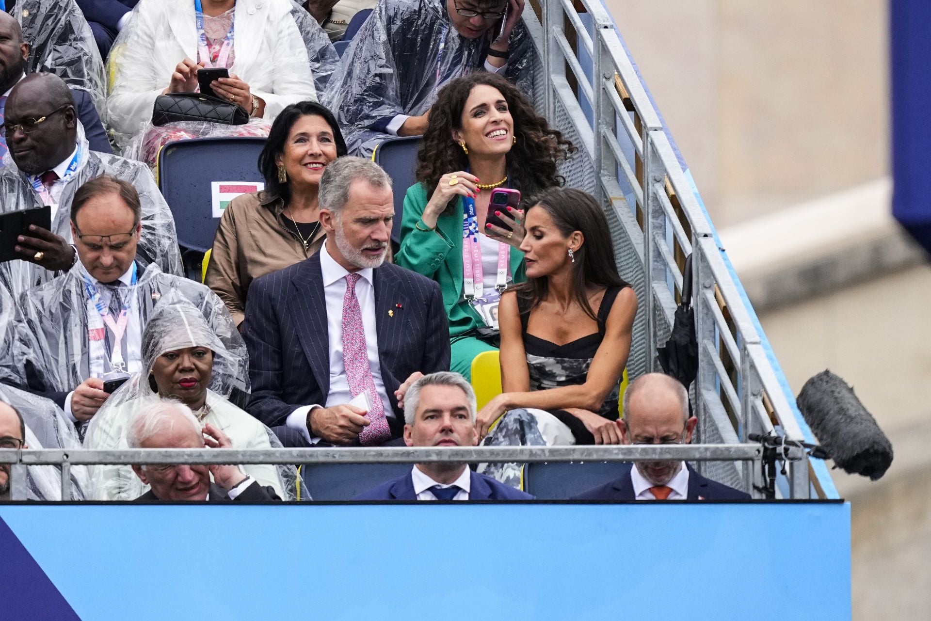 Los Reyes de España, bajo la lluvia en París