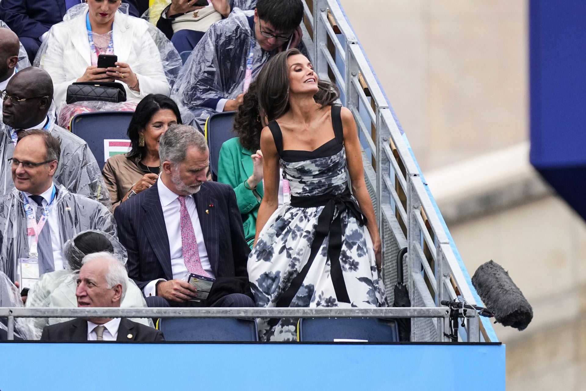 Los Reyes de España, bajo la lluvia en París