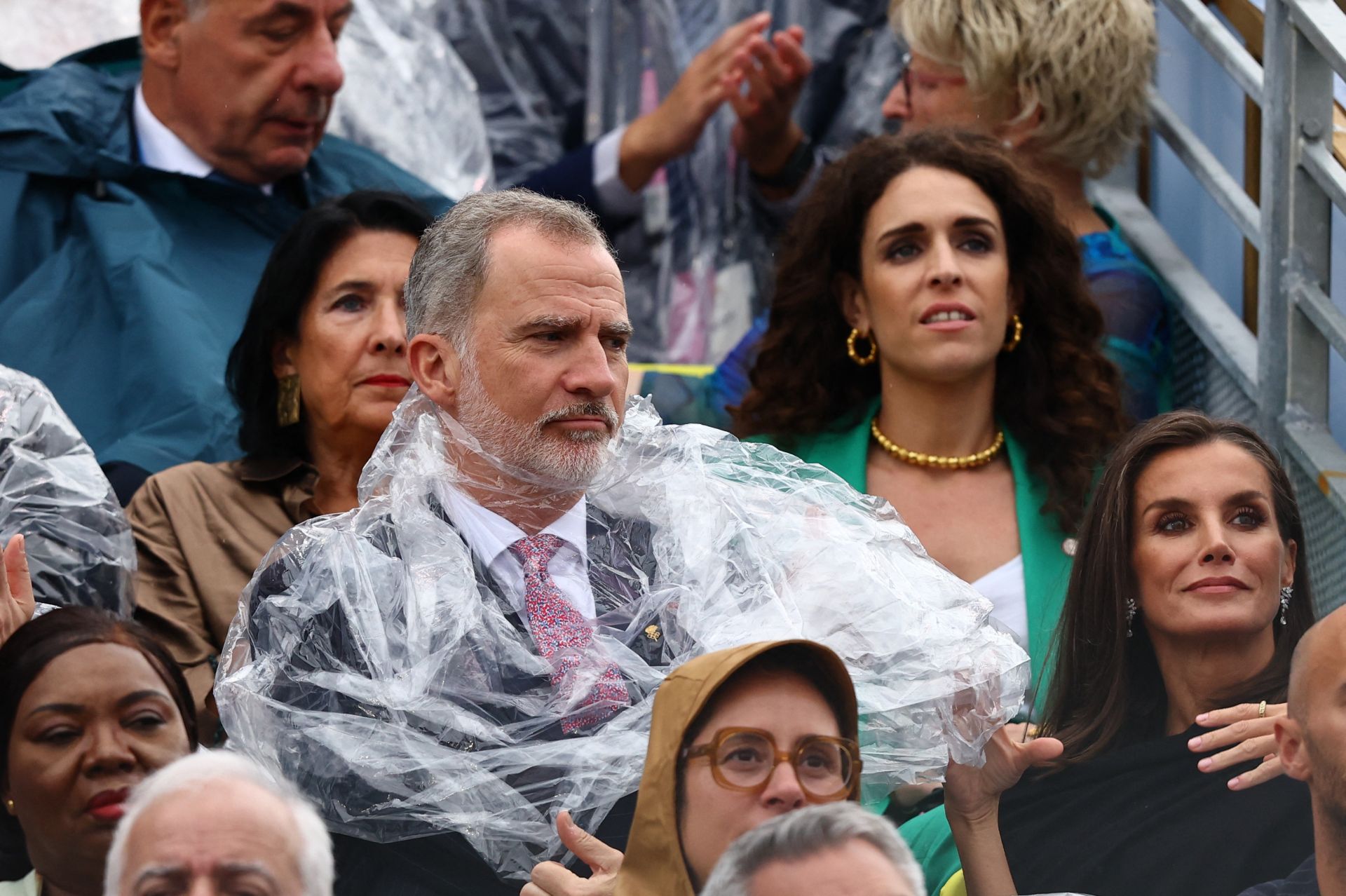 Los Reyes de España, bajo la lluvia en París