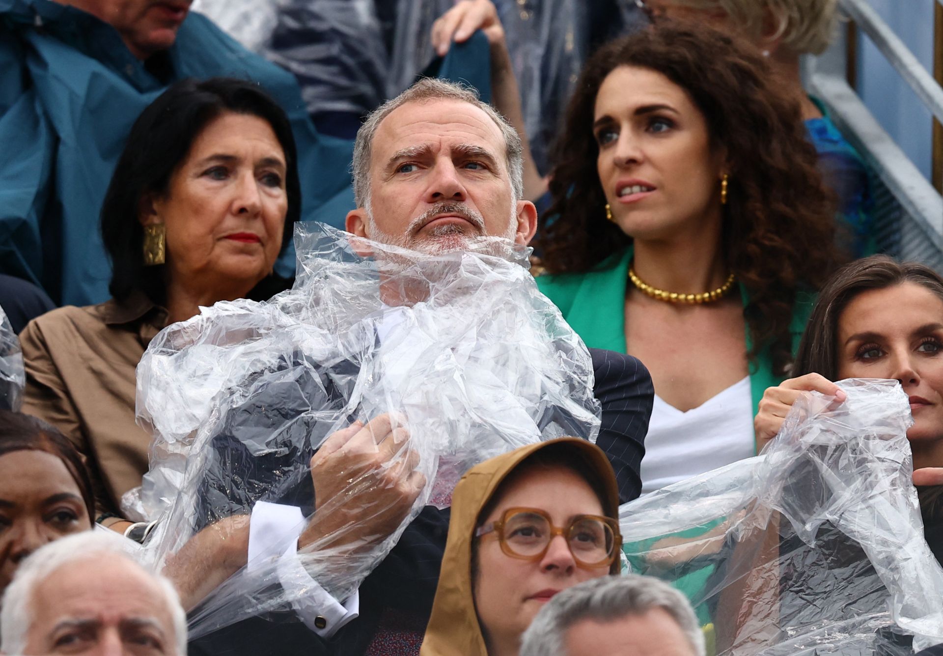 Los Reyes de España, bajo la lluvia en París