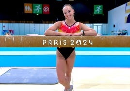 Laura Casabuena posa sonriente junto al logo de París 2024 Media Sport Press Agency