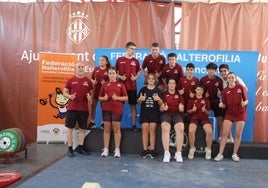 Todo el club de Halterofilia de Alzira posa tras terminar la competición