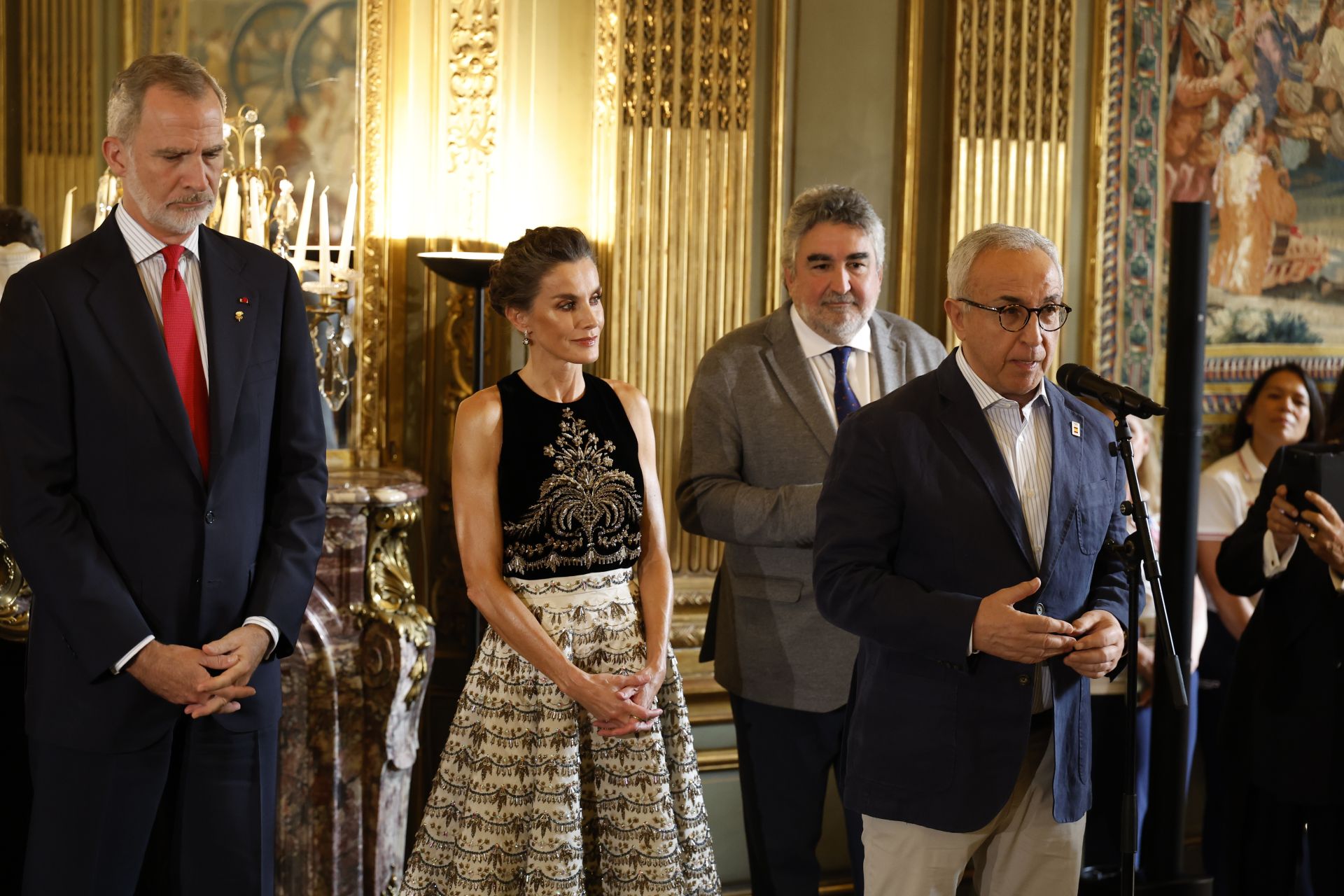 Letizia conquista París con un Dior de alta costura