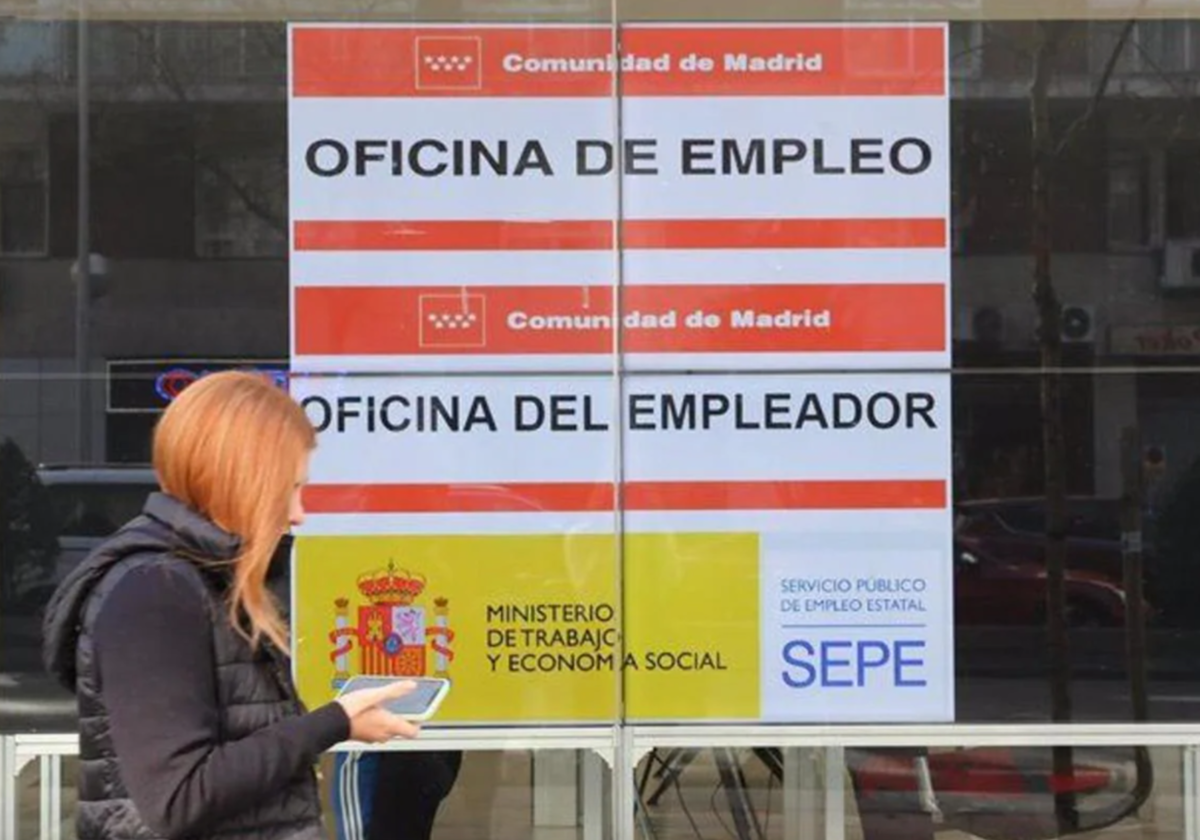 Una mujer pasa por delante de una Oficina de Empleo en una imagen de archivo.