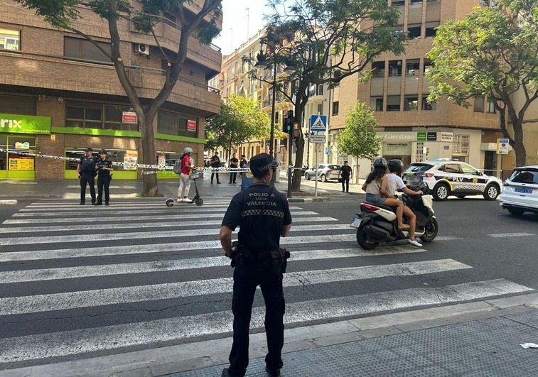 Agentes de policía en el lugar del altercado.