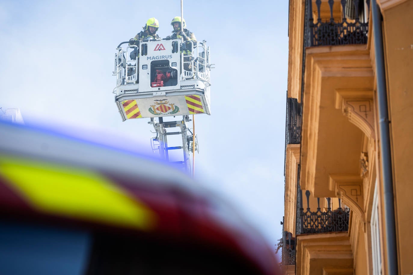 Fotos: un incendio en la calle Santa Teresa de Valencia obliga a evacuar a los vecinos