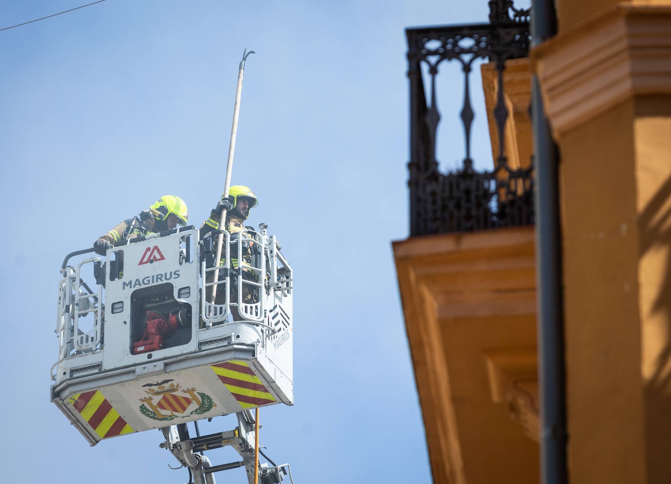 Fotos: un incendio en la calle Santa Teresa de Valencia obliga a evacuar a los vecinos