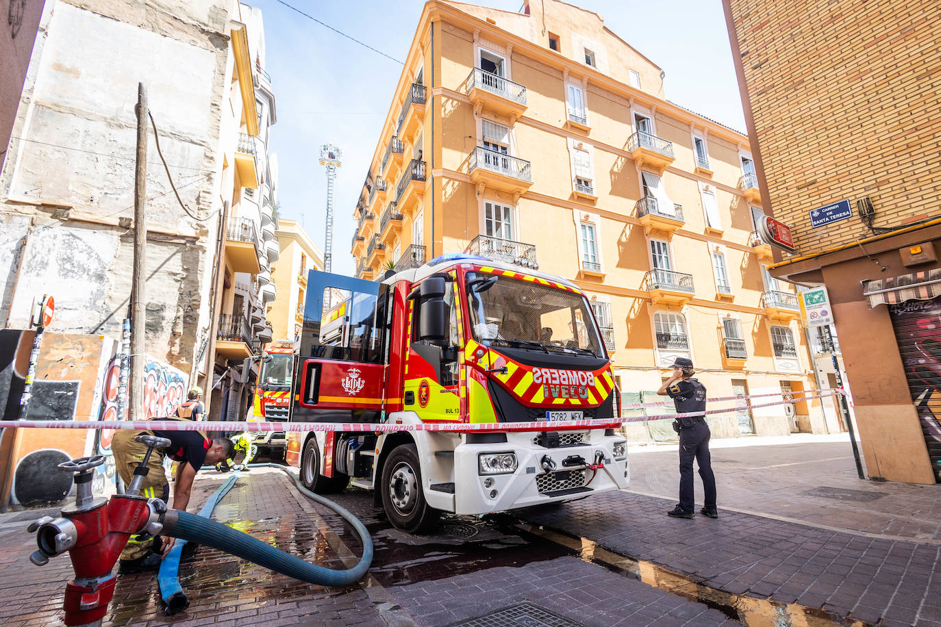 Fotos: un incendio en la calle Santa Teresa de Valencia obliga a evacuar a los vecinos