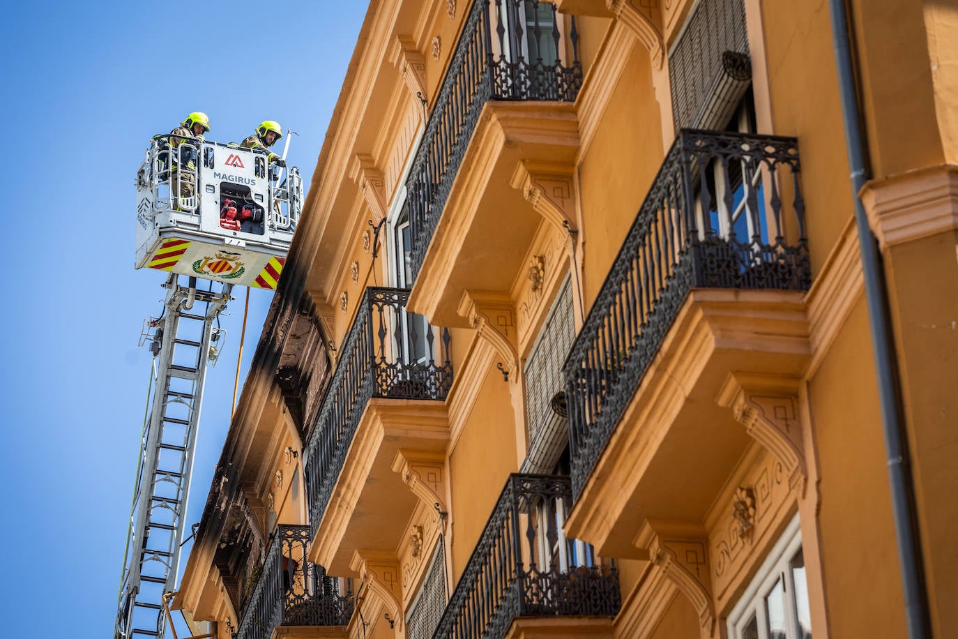 Fotos: un incendio en la calle Santa Teresa de Valencia obliga a evacuar a los vecinos