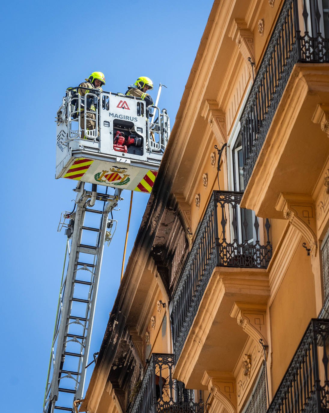 Fotos: un incendio en la calle Santa Teresa de Valencia obliga a evacuar a los vecinos