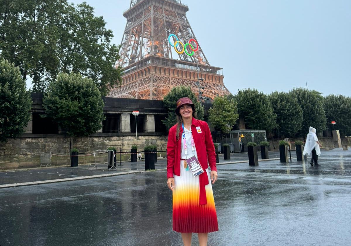 Lola Riera posa junto a la Torre Eiffel en París con el logo de los Juegos Olímpicos