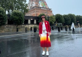 Lola Riera posa junto a la Torre Eiffel en París con el logo de los Juegos Olímpicos