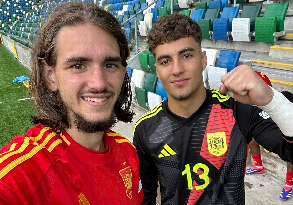 Yarek y Raúl Jiménez posan felices tras derrotar a Italia en la prorroga y llegar a la final del europeo