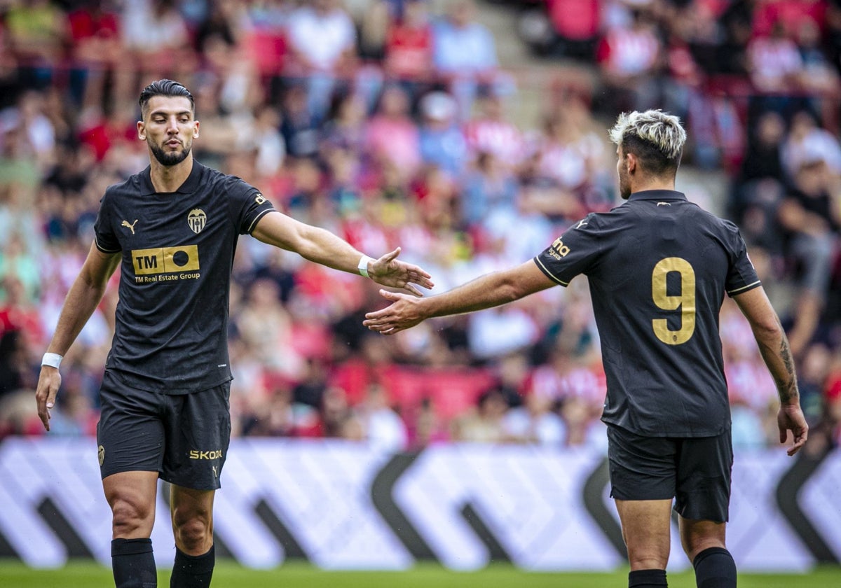 Rafa Mir y Hugo Duro se saludan durante el partido de este sábado en Eindhoven.