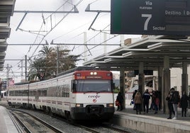 Un convoy de Cercanías en la Estación del Norte de Valencia.