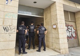 Un grupo de agentes policiales practica un desalojo en Orriols.