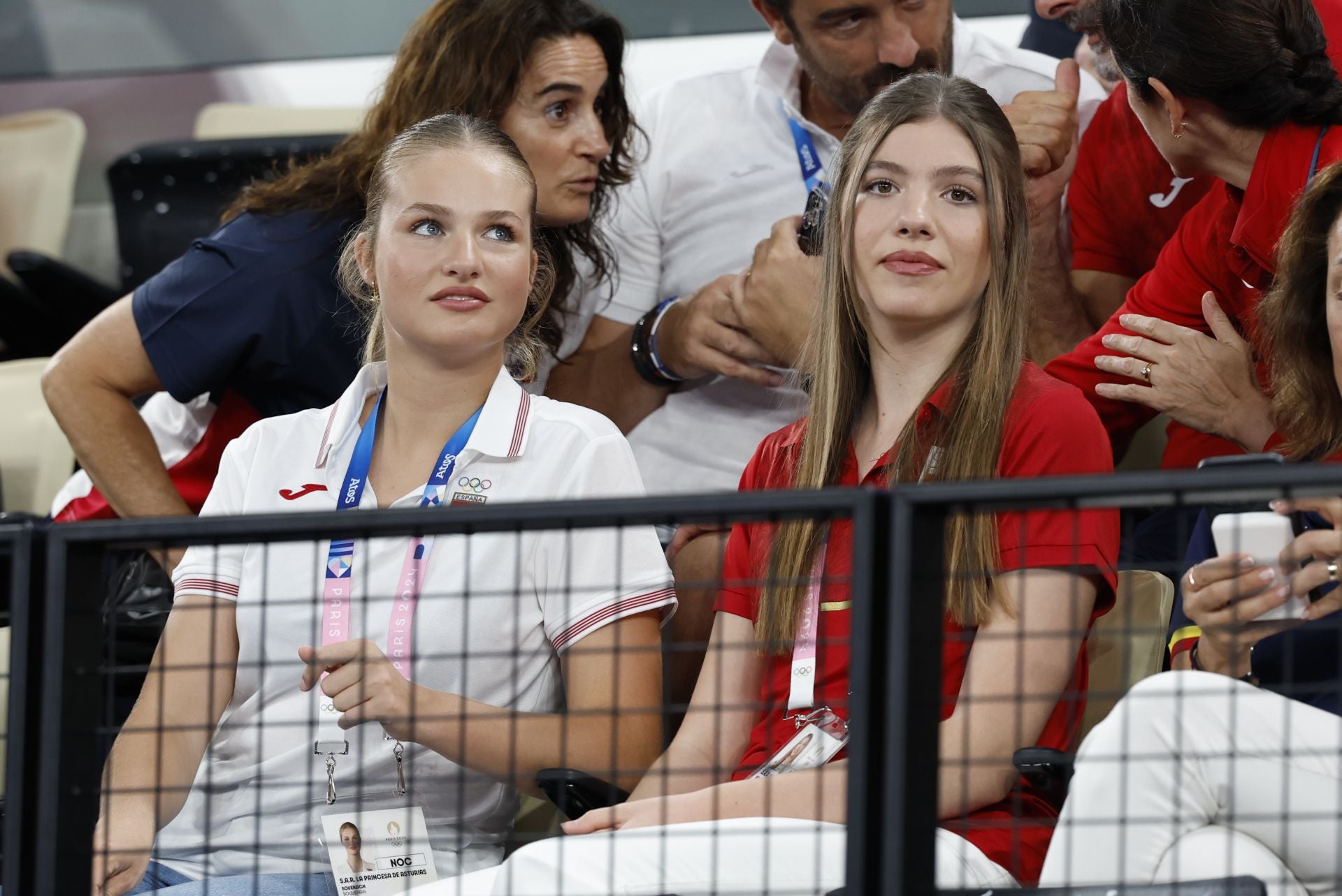 Leonor y Sofía vibran con la selección de waterpolo en su segundo día en los Juegos Olímpicos