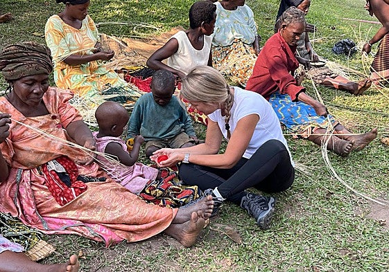 Maribel Vilaplana, con unos niños en un poblado de Uganda.