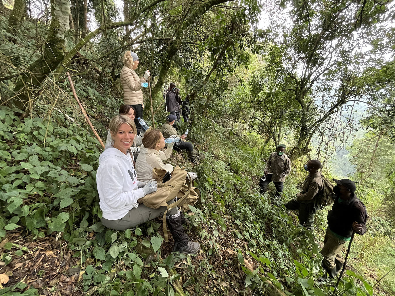 Maribel Vilaplana y el resto del grupo que viajó con Consultia Travel en el Bosque Impenetrable de Bwundi, en Uganda.