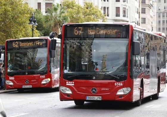 Dos autobuses de la EMT por la calle Xàtiva de Valencia.